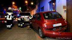 Bild: Verkehrsunfall - PKW gegen Hausmauer