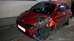 Bild: Verkehrsunfall - PKW gegen Hausmauer