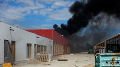 Bild: Lagerhallenbrand in Münchendorf