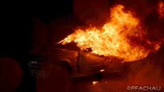 Bild: mit Menschenrettung und Fahrzeugbrand