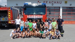Bild: Volksschule zu Besuch im Feuerwehrhaus