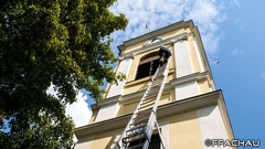 Bild: Lockeres Holzstück am Glockenturm der Kirche von Achau