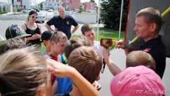 Bild: Volkschule Achau bei der Feuerwehr