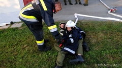 Bild: Saisonbeginn der Feuerwehrjugend: Hohlstrahlrohr
