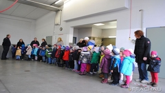 Bild: Besuch der Kindergarten von Achau bei der FF Achau - 2015