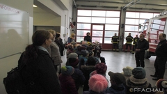 Bild: Besuch der Kindergarten von Achau bei der FF Achau - 2015