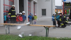 Bild: Besuch der Kindergarten von Achau bei der FF Achau - 2015