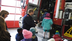 Bild: Besuch der Kindergarten von Achau bei der FF Achau - 2015