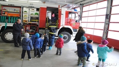 Bild: Besuch der Kindergarten von Achau bei der FF Achau - 2015