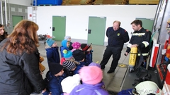 Bild: Besuch der Kindergarten von Achau bei der FF Achau - 2015