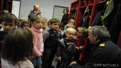 Bild: Besuch der Kindergarten von Achau bei der FF Achau - 2015