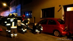 Bild: Verkehrsunfall - PKW gegen Hausmauer