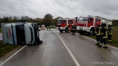 Bild: Klein LKW umgestürzt im Graben, B11