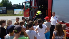 Bild: Volksschule zu Besuch im Feuerwehrhaus