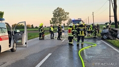 Bild: B1 - Fahrzeugbrand mit verm. eingeklemmter Person