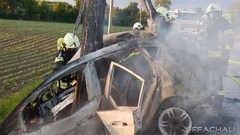 Bild: B1 - Fahrzeugbrand mit verm. eingeklemmter Person