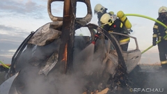 Bild: B1 - Fahrzeugbrand mit verm. eingeklemmter Person
