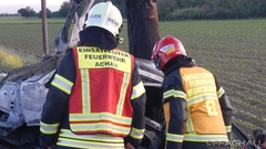 Bild: B1 - Fahrzeugbrand mit verm. eingeklemmter Person