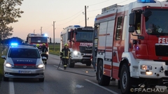 Bild: B1 - Fahrzeugbrand mit verm. eingeklemmter Person