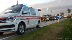 Bild: B1 - Fahrzeugbrand mit verm. eingeklemmter Person