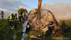 Bild: B1 - Fahrzeugbrand mit verm. eingeklemmter Person