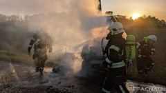 Bild: B1 - Fahrzeugbrand mit verm. eingeklemmter Person
