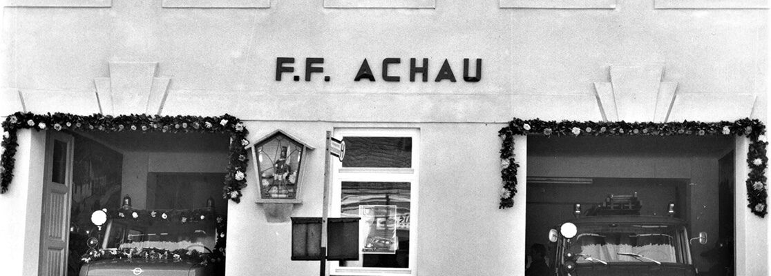 1969 – 2 Fahrzeuge der Marke Opel-Blitz stehen in der Garage, ein Tanklöschfahrzeug und ein Löschfahrzeug.“