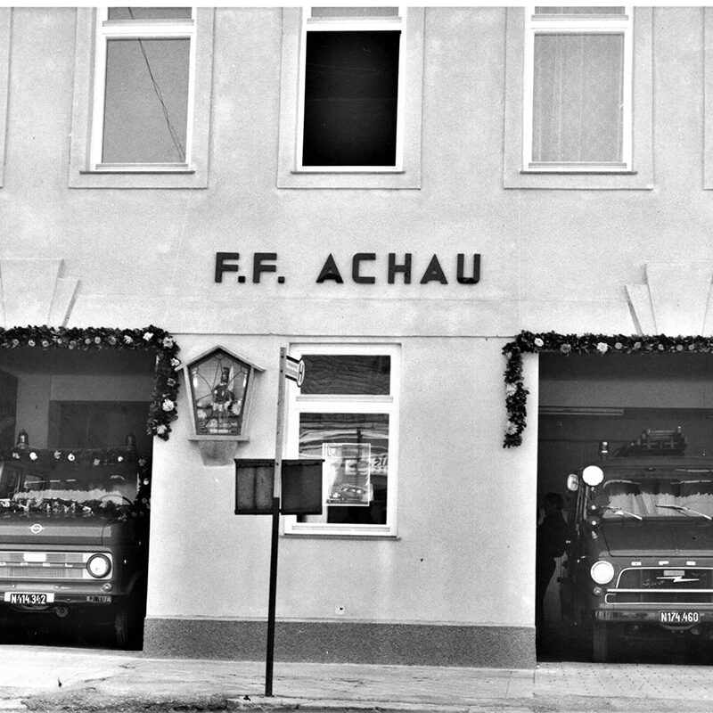 1969 – 2 Fahrzeuge der Marke Opel-Blitz stehen in der Garage, ein Tanklöschfahrzeug und ein Löschfahrzeug.“