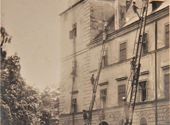 1929 findet in Achau der Bezirksverbandstag statt. Dazu gibt es eine Schauübung im Schloß.
