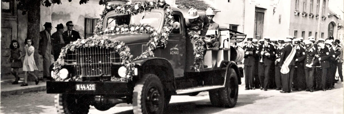 1950 wird ein amerikanischer ‚Chevrolet – G7107’ Militärlastwagen angekauft und zu einem Löschfahrzeug umgebaut.
